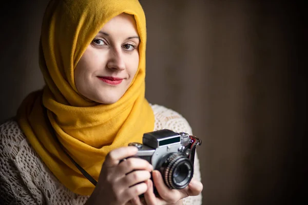 Współczesna Muzułmanka Fotograf Trzymająca Kamerę Filmową Retro Uśmiechnięta Koncepcja Różnorodności — Zdjęcie stockowe