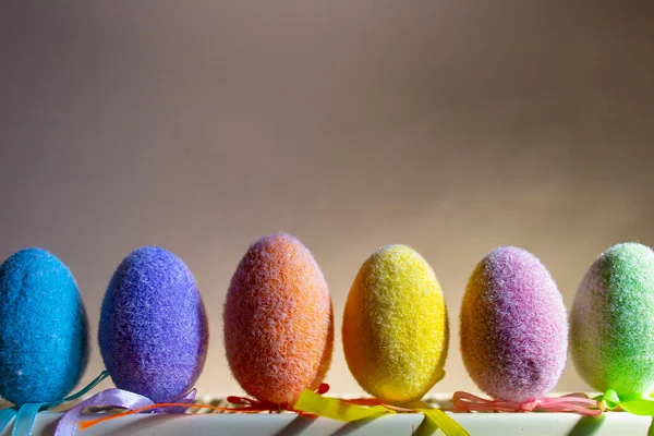 Ovos Plástico Coloridos Fofos Uma Fileira Conceito Páscoa Fundo Espaço — Fotografia de Stock
