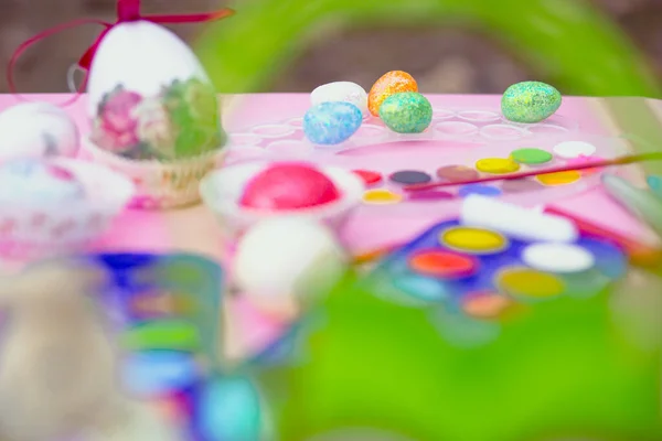 Preparação Para Páscoa Colorir Ovos Com Aquarelas Marcadores Brincadeira Criança — Fotografia de Stock