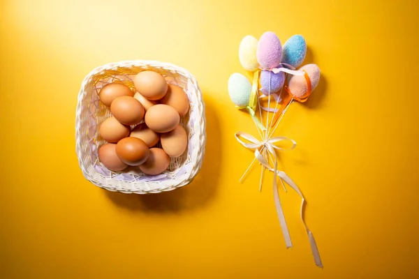 Cesta Com Ovos Frescos Ovos Plásticos Decorativos Coloridos Fofos Isolados — Fotografia de Stock