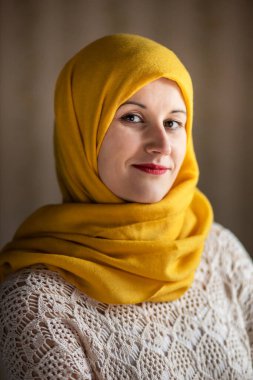 Kendine güvenen, modern Müslüman bir kadının portresi. Çeşitlilik kavramı
