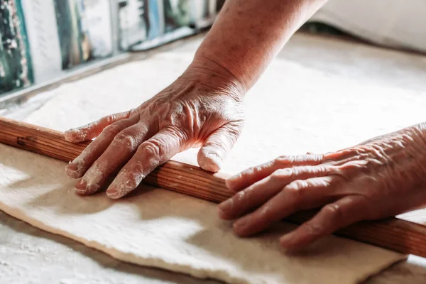 Grand Mère Utilisant Rouleau Pâte Bois Sur Pâte Crue Non — Photo