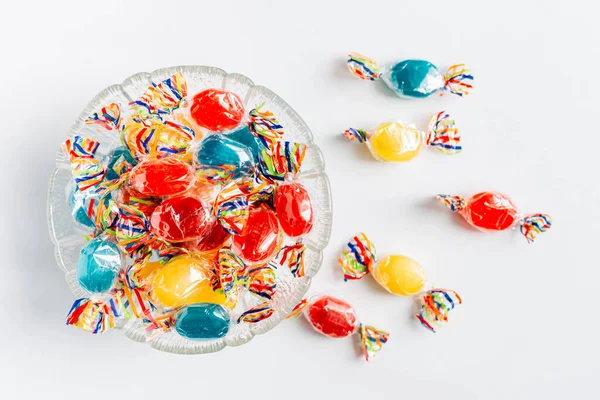 Tigela Cheia Com Mistura Doces Duros Envolto Isolado Fundo Branco — Fotografia de Stock