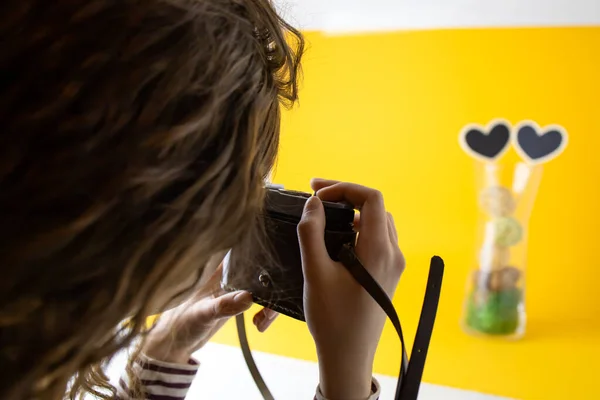 Young Teen Girl Photographing Her Blog Heart Sticker Yellow Background — Stock Photo, Image