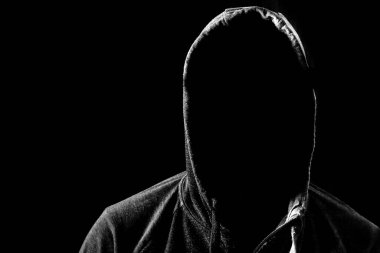 Kapüşonlu yüzü olmayan adam. Koyu, siyah arkaplan