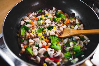 Sebzelerle tavanın üst görüntüsü. Vejetaryen yemeği hazırlıyorum.