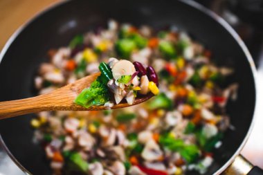 Sebzelerle tavanın üst görüntüsü. Vejetaryen yemeği hazırlıyorum.