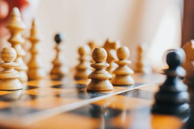 Piyon parçası satranç tahtasına. Satranç oyunu, karantina eğlence zamanı