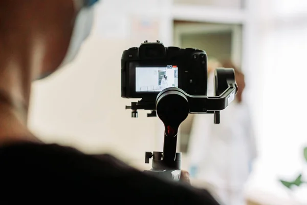 Kamerzysta Nagrywa Wideo Miejscu Bezlusterkowcem Pomocą Gimbalu Blogowanie Vlogging — Zdjęcie stockowe