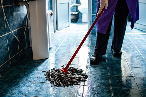 Kvinnlig Vaktmästare Som Städar Golvet Kontorsbyggnaden Desinficering Skydd Mot Coronavirus — Stockfoto