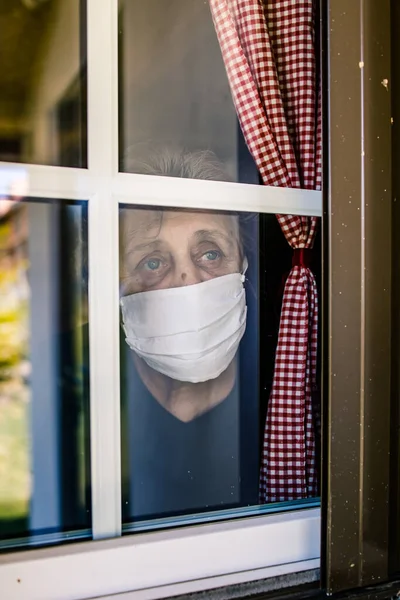 Ældre Kvinde Bedstemor Iført Maske Kigger Gennem Vinduet Udbrud Corona - Stock-foto