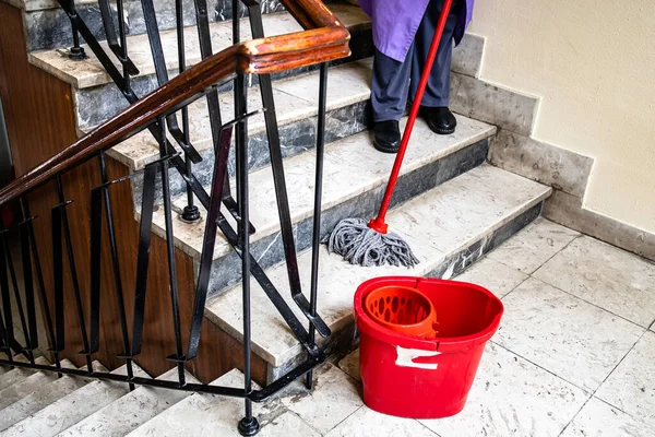 Uma Empregada Limpar Escadas Prédio Escritórios Desinfecção Proteção Contra Coronavírus — Fotografia de Stock