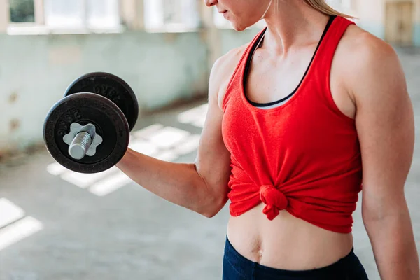 Passar Blond Kvinna Tyngdlyftning Röda Sportkläder Träning Aktiv Livsstil Armträning — Stockfoto