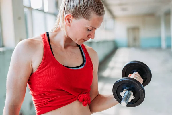 Passar Blond Kvinna Tyngdlyftning Röda Sportkläder Träning Aktiv Livsstil Armträning — Stockfoto