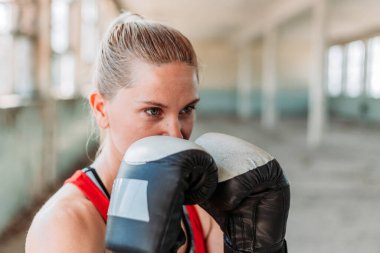 Genç, formda bir bayan boksörün portresi. Spor, aktif yaşam tarzı