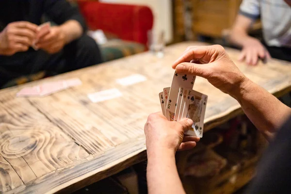 Люди Грають Карти Карантині Коронавірус — стокове фото