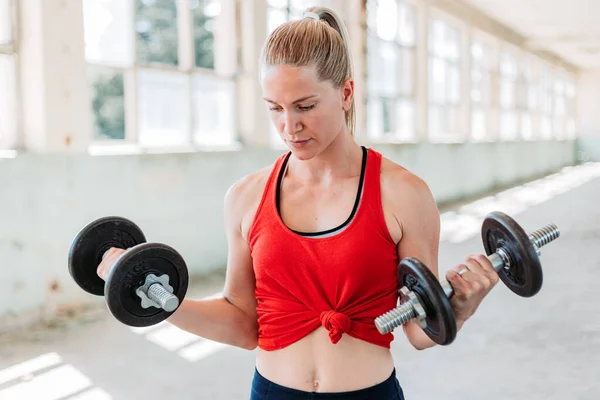 Passar Blond Kvinna Tyngdlyftning Röda Sportkläder Träning Aktiv Livsstil Armträning — Stockfoto