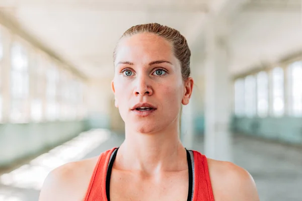 Close Portret Van Fit Zelfverzekerde Sportieve Vrouw Met Intense Uitstraling — Stockfoto