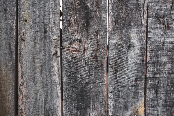 用垂直木板做的旧木制栅栏 — 图库照片