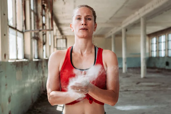 Close Portrait Fit Sporty Woman Clapping Hands Powder Preparing Training — Stock Photo, Image