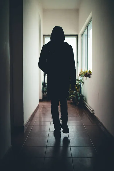 Silhouette Homme Faufilant Dans Couloir Une Maison — Photo