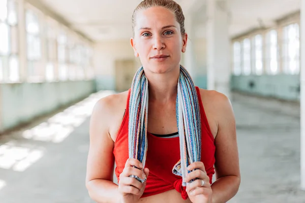 Ung Passar Sportig Blond Kvinna Som Håller Handduk Efter Träningen — Stockfoto