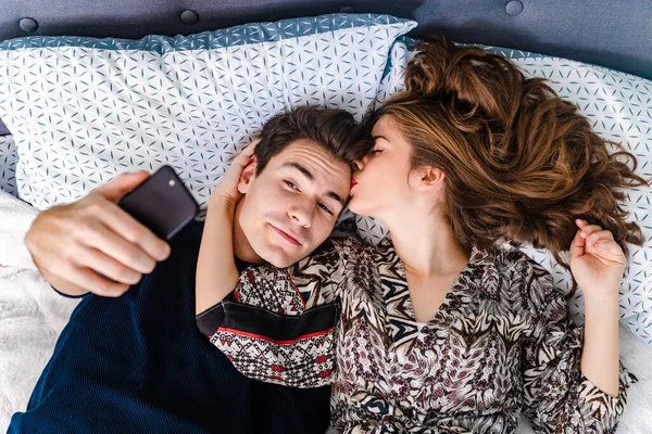 Retrato Vista Superior Casal Deitado Cama Tirando Selfie Juntos Parecendo — Fotografia de Stock