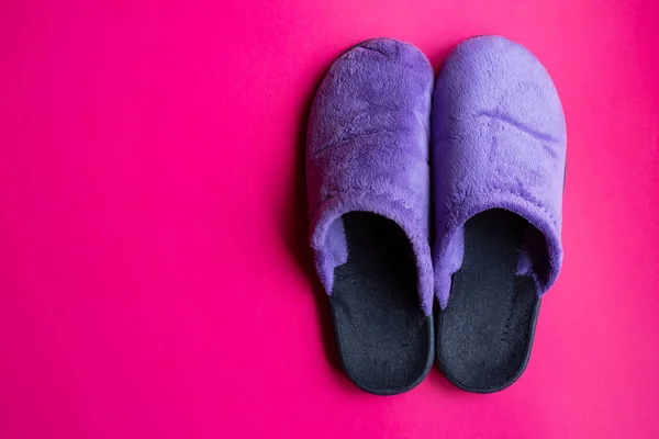 Par Zapatillas Caseras Color Púrpura Aisladas Sobre Fondo Rosa —  Fotos de Stock