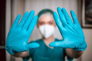 Genç bir bayan doktor çalışma alanındaki girişi kapatıyor..