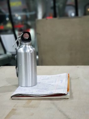 Saint-Petersburg, Rusya: Spor malzemeleri. 15 Kasım 2019 tarihli antrenman kayıtları olan metal bir şişe ve bir defter.