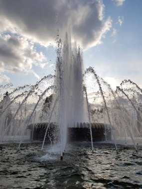 Rusya, St. Petersburg 'daki Primorsky zafer parkında çalışan fıskiyenin güzel manzarası.