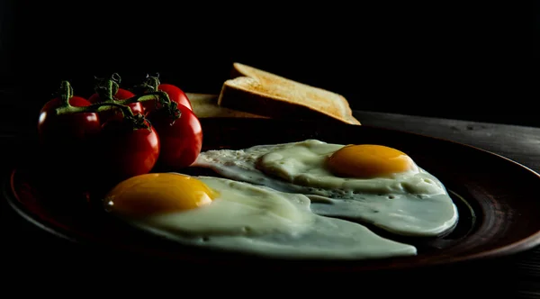 Breakfast of scrambled eggs with fresh tomatoes and two slices of bread — Stock Photo, Image