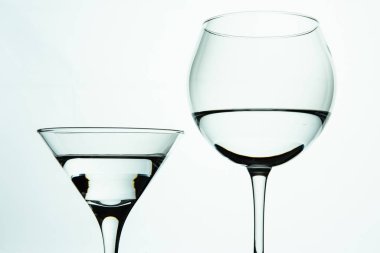 Beyaz arka planda iki bardak su..