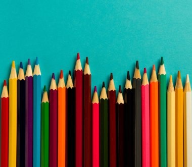 mavi arkaplanda renkli kalemler.