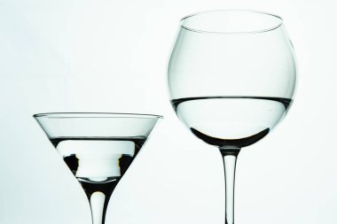 Beyaz arka planda iki bardak su.