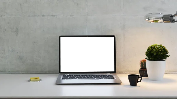 Laptop Bureau Met Plant Bureaulamp Koffiebeker Betonnen Wand Rendering — Stockfoto