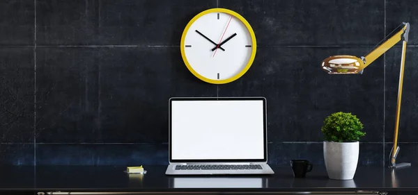 Laptop Mesa Com Planta Lâmpada Mesa Relógio Parede Amarelo Parede — Fotografia de Stock