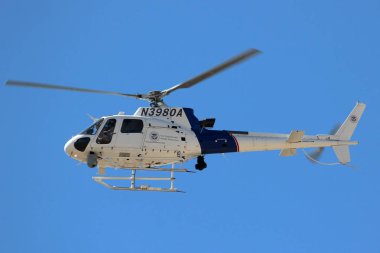 Cbp Helikopteri. Sınır Devriyesi Helikopteri Meksika sınırında devriye gezerken havada uçuyor. El Paso, Teksas, 21 Ekim 2019.