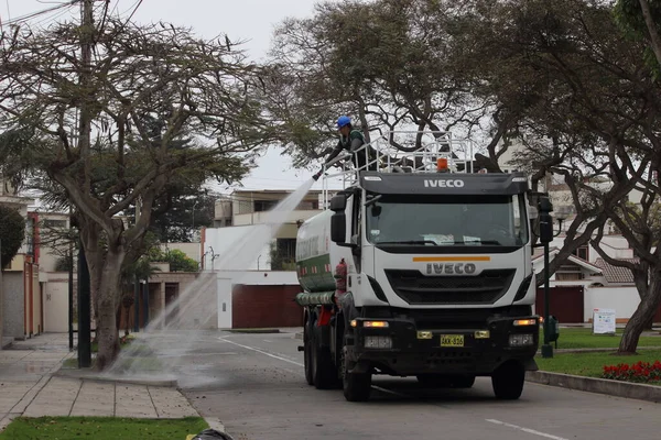 Samochód ciężarowy w parku miejskim w Limie. — Zdjęcie stockowe