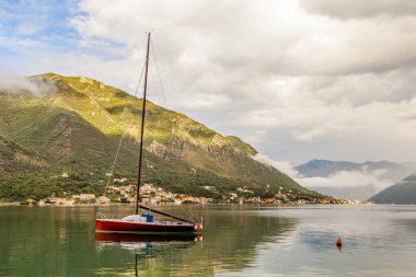Tekne dağların yakınındaki körfezde. 
