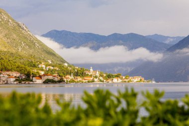 Körfezdeki eski kasabanın güzel manzarası