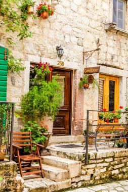 Eski binanın kapısı.