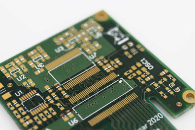 Çoklu baskılı devre kartları Pcb beyaz arka planda izole edildi. Pcb kurulumu.