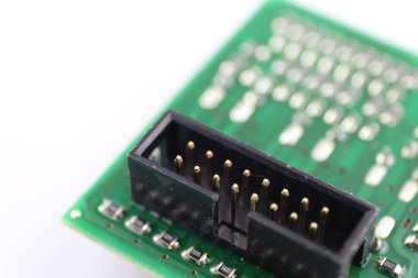Çoklu baskılı devre kartları beyaz arka planda izole edilmiş. PCB montajı. Yakın çekim görüntüsü. Bağlantı ayrıntısı.