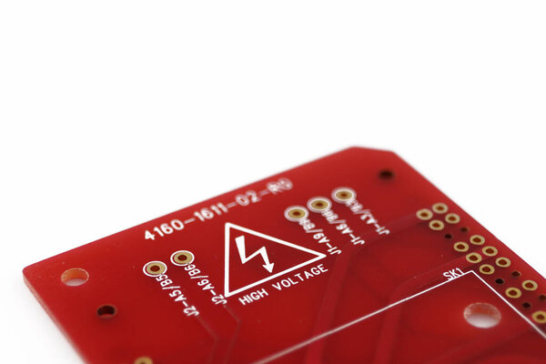 Многократные печатные платы PCB изолированы на белом фоне. Сборка B Предупреждение высокого напряжения
