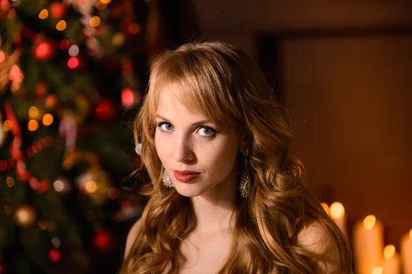 Młody piękny blond kobieta w białej sukni na Boże Narodzenie, Kobieta w piękny pokój z choinki i świece, Dziewczyna z prezenty, złote włosy, Kobieta szczęśliwy nowy rok, ruda dziewczyna uśmiechając się — Zdjęcie stockowe