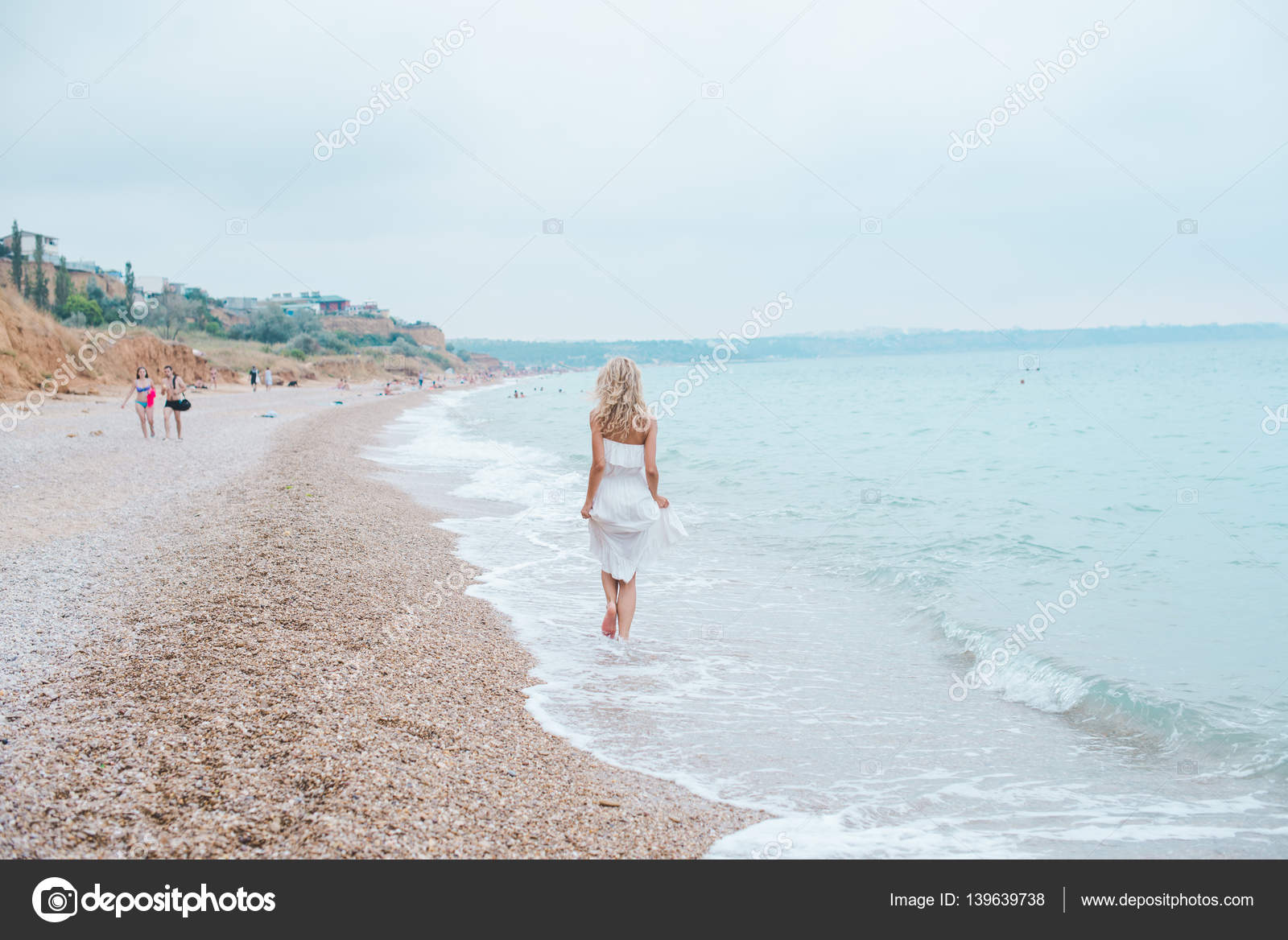 Bañador PlayaSonriendoEn La Por Joven Hermosa Mujer Caminando PuOZXiTk