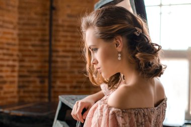 siyah arka plan, bir pembe gece elbisesi ile çıplak ssoulders, zengin çekici kadın güzel genç sarışın kadını mutlu kadın güneş penceresinden parlar.