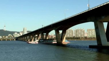 Wonhyo Grand Köprüsü altında yüzen tekne