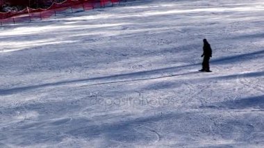 Hızlı bir şekilde kayan yamaçta snowboarder